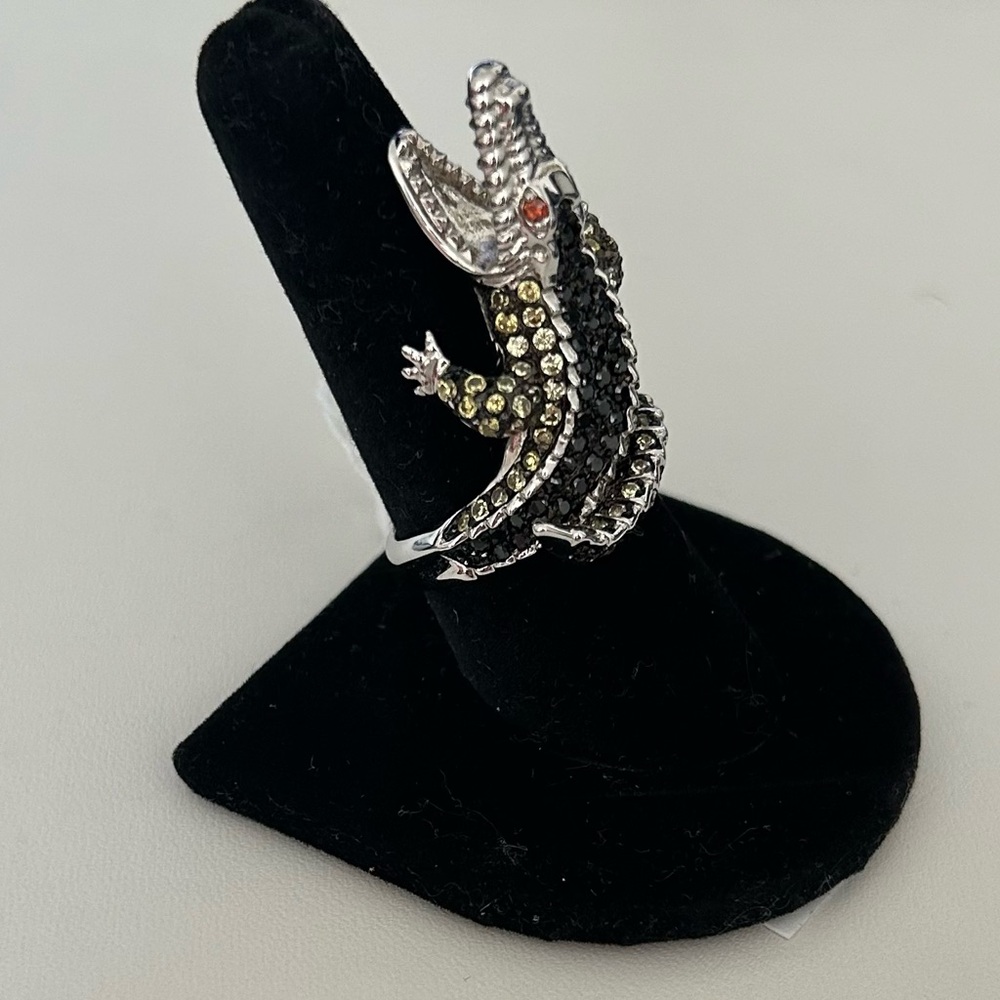 Rhodium plated silvertonepave rhinestone alligator ring, size 8